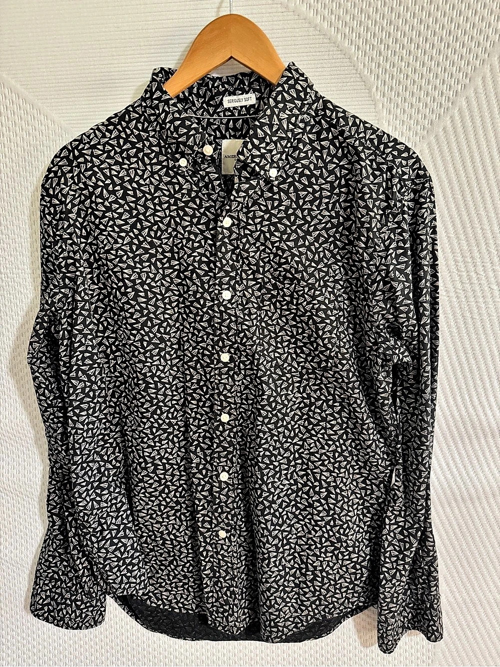 American Eagle Outfitters Geometric Button Down in Black & White Size Medium